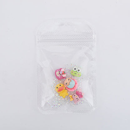 Dijes para uñas Nail Art de personajes kawaii con strass en bolsa transparente sobre fondo blanco