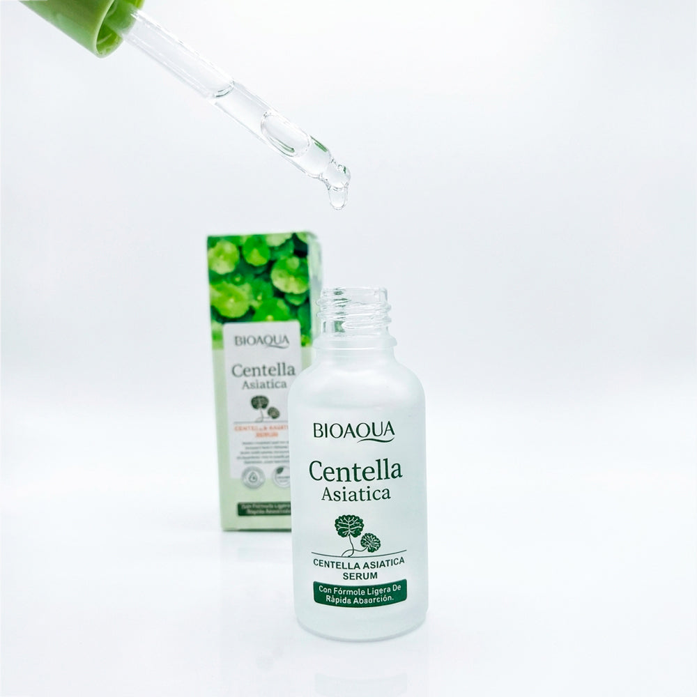 Sérum Centella Asiatica Bioaqua con gotero dispensando textura líquida transparente, fórmula ligera de rápida absorción