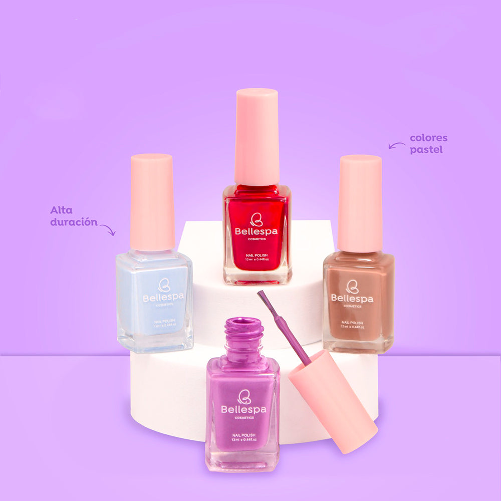 Esmalte de uñas nail polish colores pastel alta duración 13ml Bellespa Cosmetics en azul cielo rojo malva y marrón nude con frasco cuadrado y tapa rosa pastel sobre fondo lila