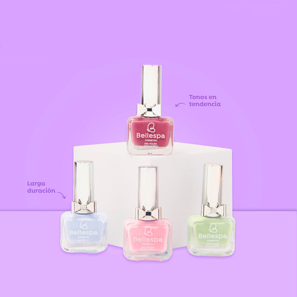 Esmalte de uñas nail polish coquette tonos en tendencia Bellespa Cosmetics en azul cielo rosa pastel verde menta y berry con frasco cuadrado detalle de moño y tapa plateada sobre fondo lila