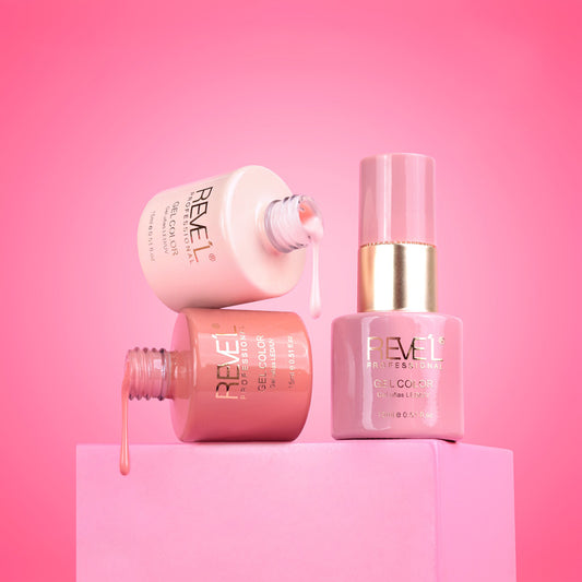 Esmalte gel color LED UV tonos rosados 15ml Revel Professional en rosa palo nude y rosa coral con banda dorada sobre fondo rosado