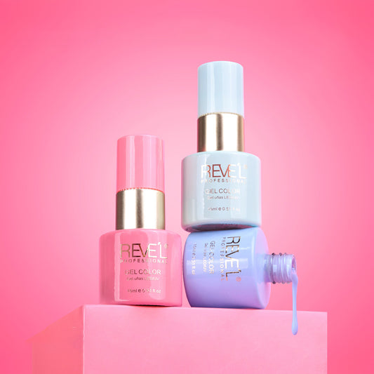 Esmalte gel color uñas LED UV en tonos rosa, azul y lila con tapa dorada sobre fondo rosa — Reve'l Professional 15 ml