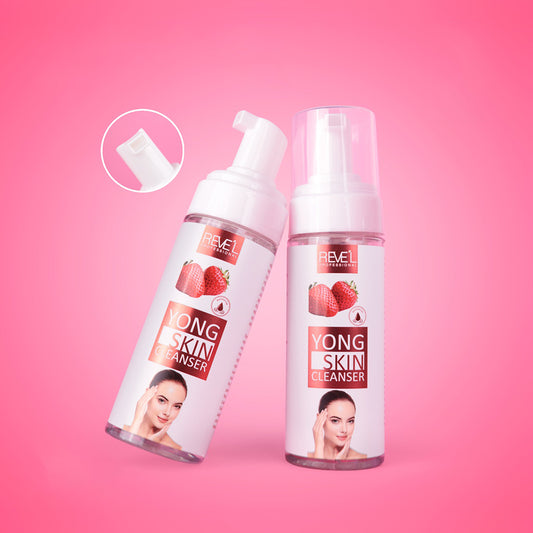 Espuma limpiadora facial Yong Skin Cleanser de fresa con dispensador ideal para rostro sobre fondo rosa — Reve'l Professional