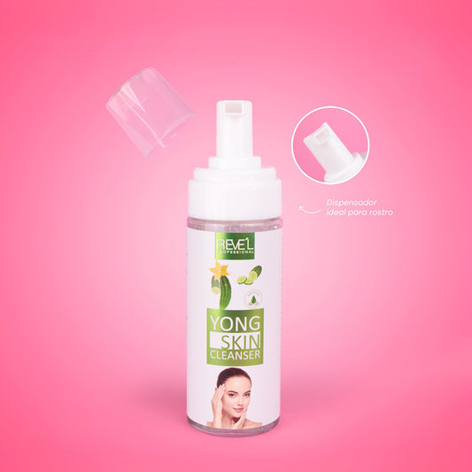 Espuma limpiadora facial Yong Skin Cleanser de pepino con dispensador ideal para rostro sobre fondo rosa — Reve'l Professional