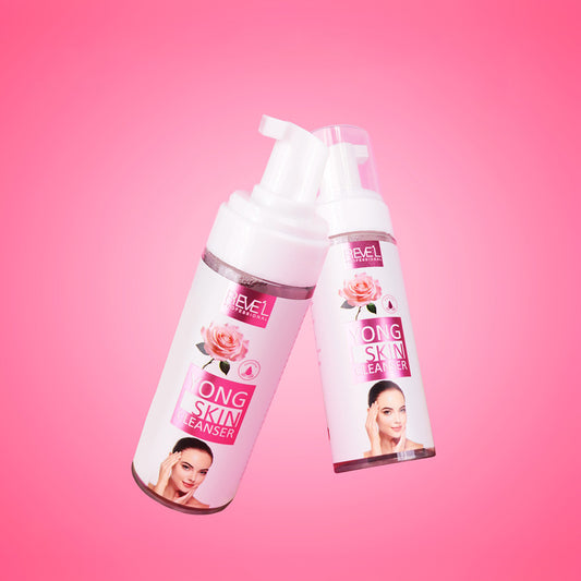 Espuma limpiadora facial Yong Skin Cleanser con extracto de rosa y dispensador tipo bomba sobre fondo rosa — Reve'l Professional