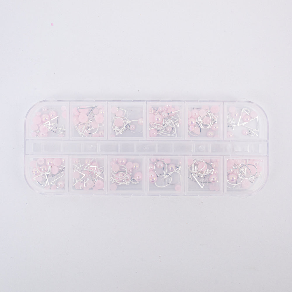 Set adornos para uñas nail art perlas rosa y dijes metálicos plateados en estuche 12 compartimentos sobre fondo blanco
