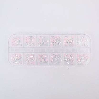 Set adornos para uñas nail art perlas rosa y dijes metálicos plateados en estuche 12 compartimentos sobre fondo blanco