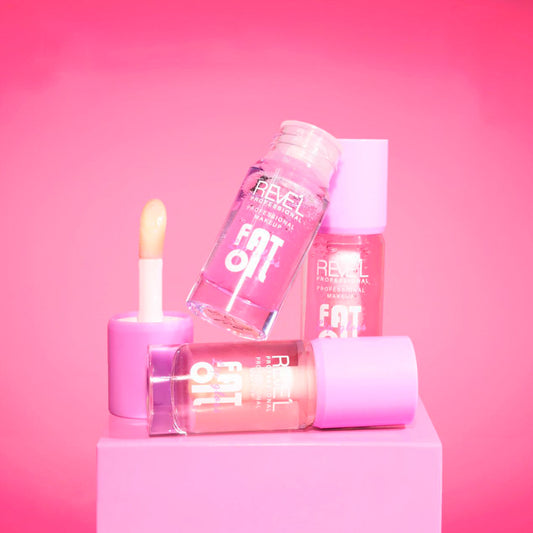 Reve'l Professional Fat Oil lip gloss hidratante en 3 tonos, envase transparente con tapa lila y aplicador, textura aceite luminosa