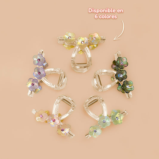 Gancho cangrejo con tres flores tornasoladas y cristal brillante en base transparente disponible en 6 colores