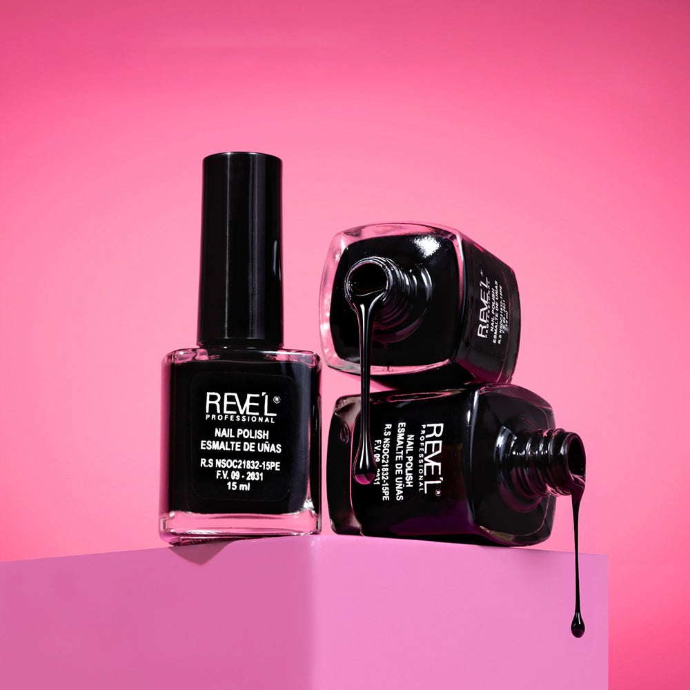 Esmalte de uñas negro.