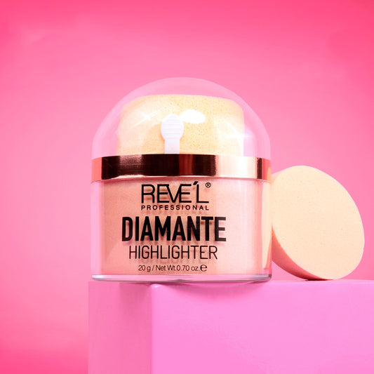 Tarro de iluminador en polvo Diamante Reve'l 20g con tapa domo transparente y esponja aplicadora sobre fondo rosa