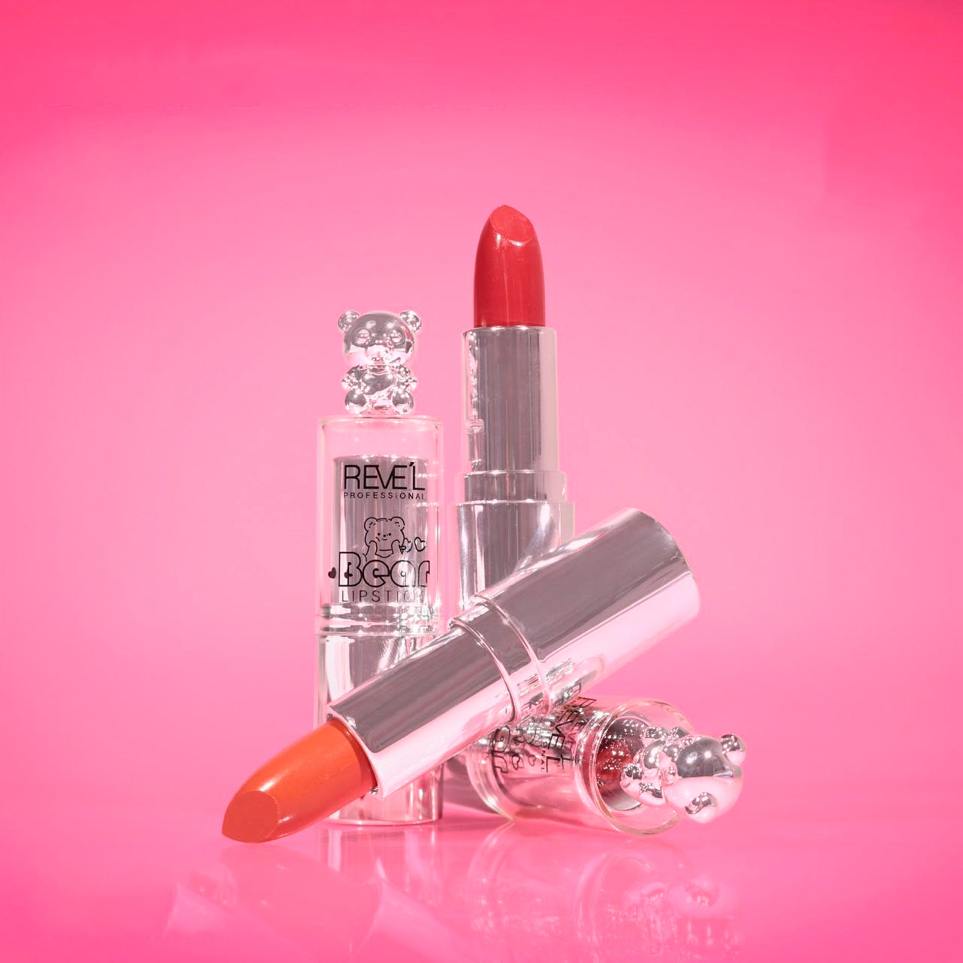 Labial en barra Bear Reve'l con estuche transparente figura de osito en tonos rojo y coral