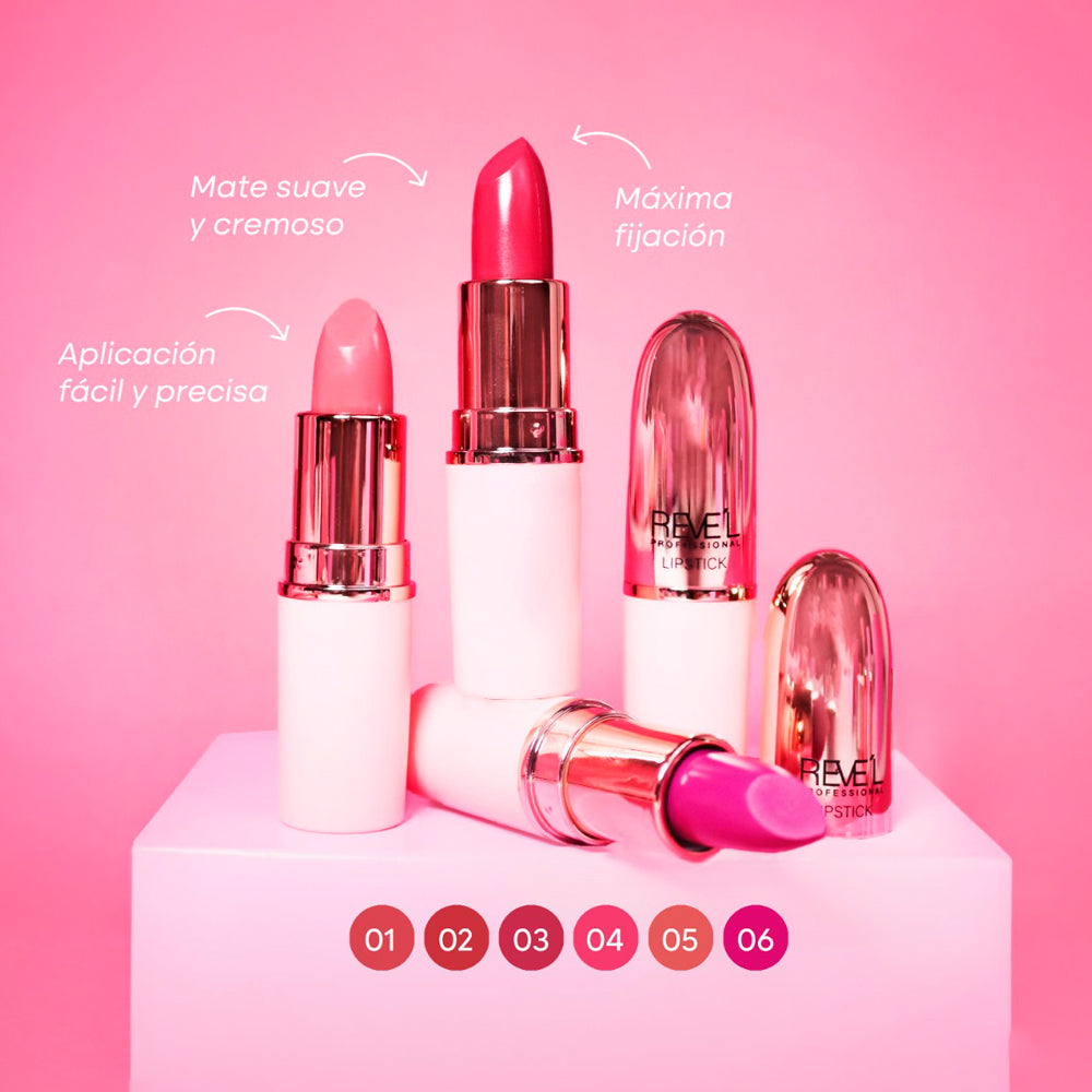 Labial en barra mate cremoso Reve'l Professional con empaque blanco y dorado rosado, 6 tonos desde rosa nude hasta fucsia, sobre fondo rosa