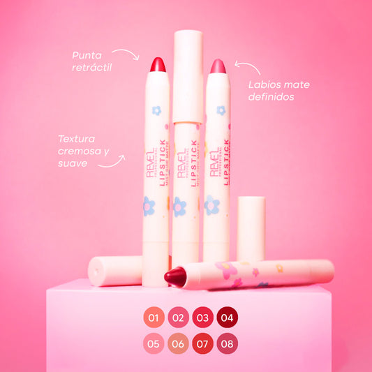 Labial crayon matte retráctil Reve'l Professional con empaque crema estampado floral, textura cremosa y suave, 8 tonos desde rosa nude hasta vino, sobre fondo rosa
