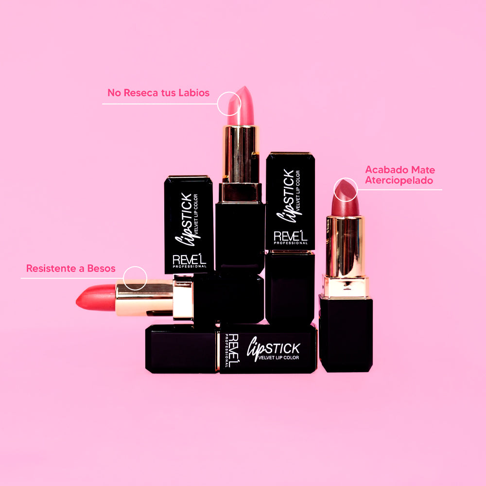Labial Reve'l Professional Velvet Lip Color con acabado mate aterciopelado en empaque negro y dorado, resistente a besos y sin resecar, sobre fondo rosa