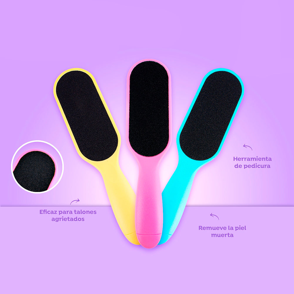 Lima para pies de plástico con superficie abrasiva negra para pedicura en colores amarillo, rosa y celeste para remover piel muerta y tratar talones agrietados sobre fondo lila