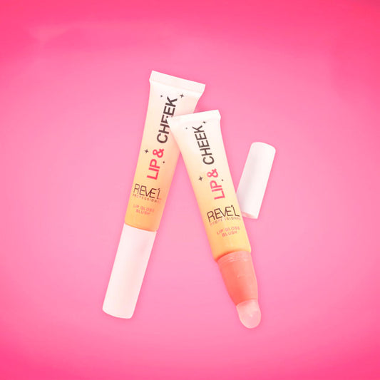 Lip & Cheek Lip Gloss Blush 2 en 1 en tubo con aplicador tono durazno sobre fondo rosa — Reve'l Professional
