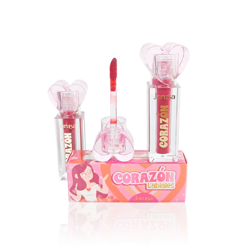 Product shot with box, 3 bottles, white background Lip Gloss Corazón Hidratante Jarusa set con caja en tonos rojo glitter y vino marrón, frasco cuadrado transparente con tapa forma de corazón