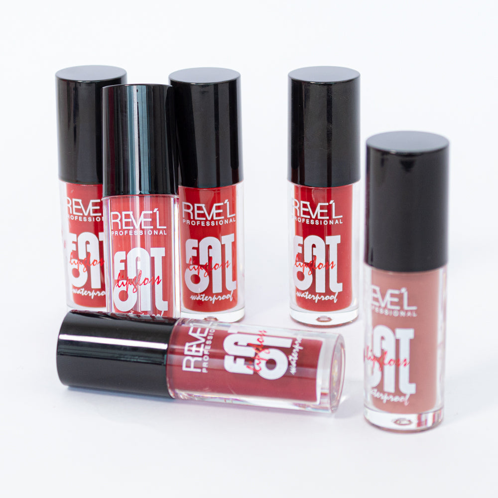 Lip gloss Reve'l Professional Fat Oil Waterproof con tapa negra y empaque traslúcido, tonos desde nude rosado hasta rojo y vino intenso, sobre fondo blanco