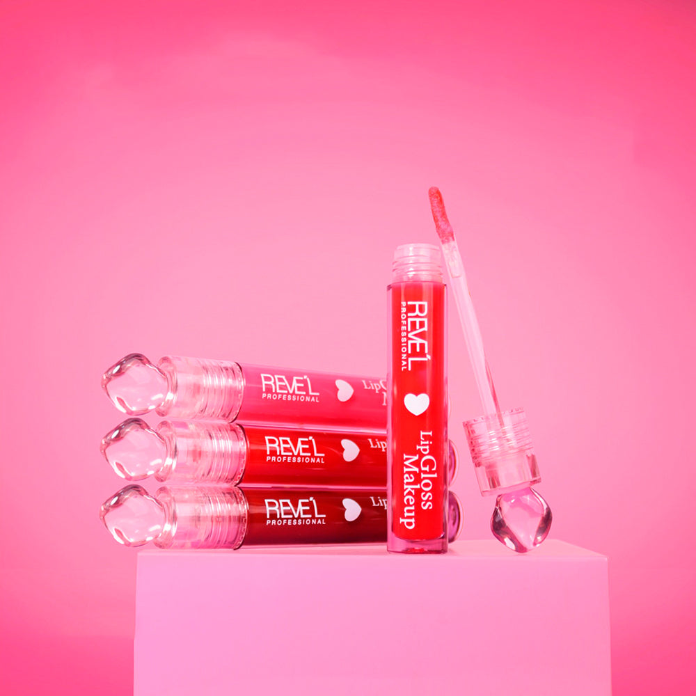 Lip gloss Reve'l Professional LipGloss Makeup con tapa diamante traslúcida, tonos desde rosa suave hasta rojo vibrante, aplicador y empaque sobre fondo rosa