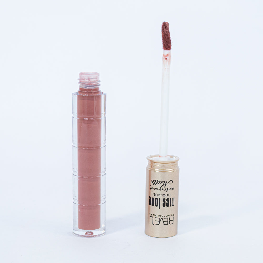 Lip gloss matte waterproof Reve'l Miss Love tono nude beige claro con aplicador aterciopelado y tapa dorada champagne, sobre fondo blanco