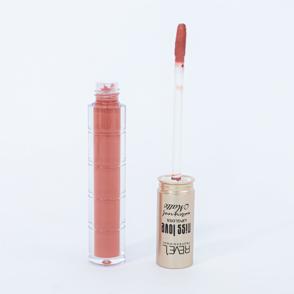 Lip gloss matte waterproof Reve'l Miss Love tono nude coral con aplicador aterciopelado y tapa dorada champagne, sobre fondo blanco