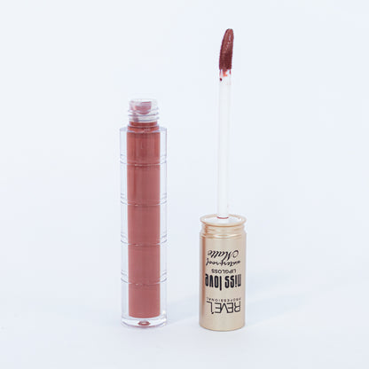Lip gloss matte waterproof Reve'l Miss Love tono nude terracota con aplicador aterciopelado y tapa dorada champagne, sobre fondo blanco