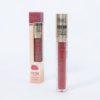 Lip gloss matte waterproof Reve'l Professional Miss Love en tono nude rosado con tapa dorada champagne y caja glitter rosada, sobre fondo blanco
