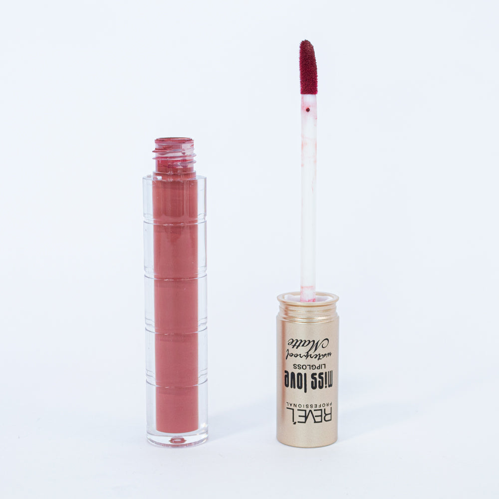 Lip gloss matte waterproof Reve'l Miss Love tono rosa mauve con aplicador aterciopelado y tapa dorada champagne, sobre fondo blanco