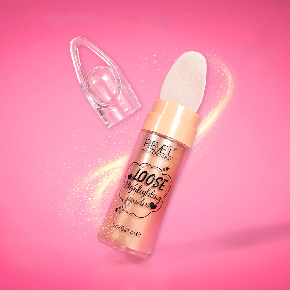 Reve'l Loose Highlighting Powder en tubo rosa dorado con aplicador esponja abierto y destellos dorados sobre fondo rosa