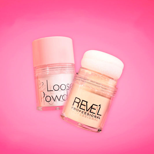 Reve'l Loose Powder en tarro transparente con aplicador esponja en tonos blanco y piel sobre fondo rosa