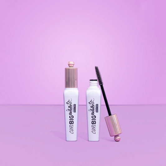 Bellespa Curl Big Mascara en tubo blanco con tapa rose gold, cerrado y abierto con cepillo, sobre fondo lila