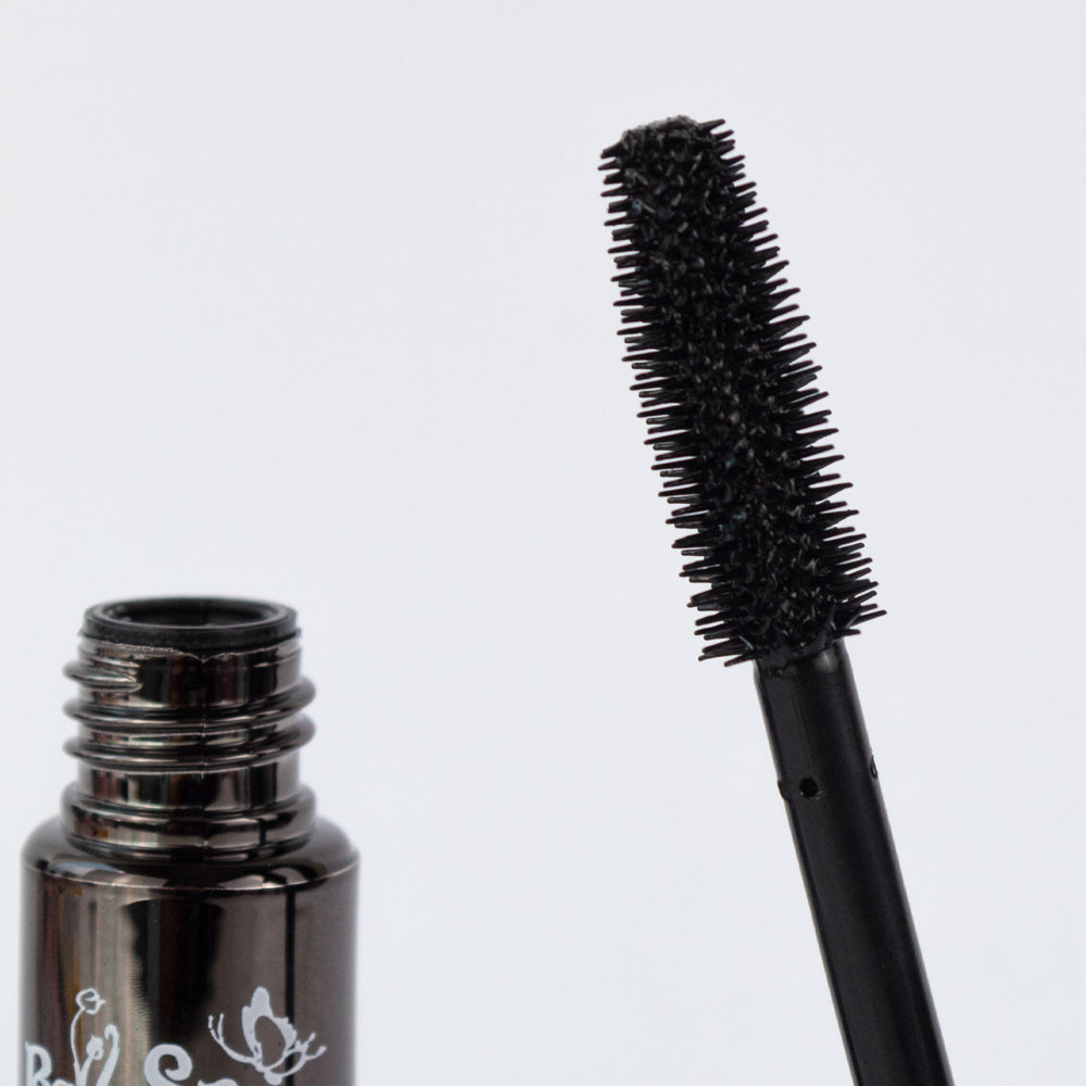 Detalle del cepillo de la Bellespa Mascara Waterproof Coffee sobre fondo blanco