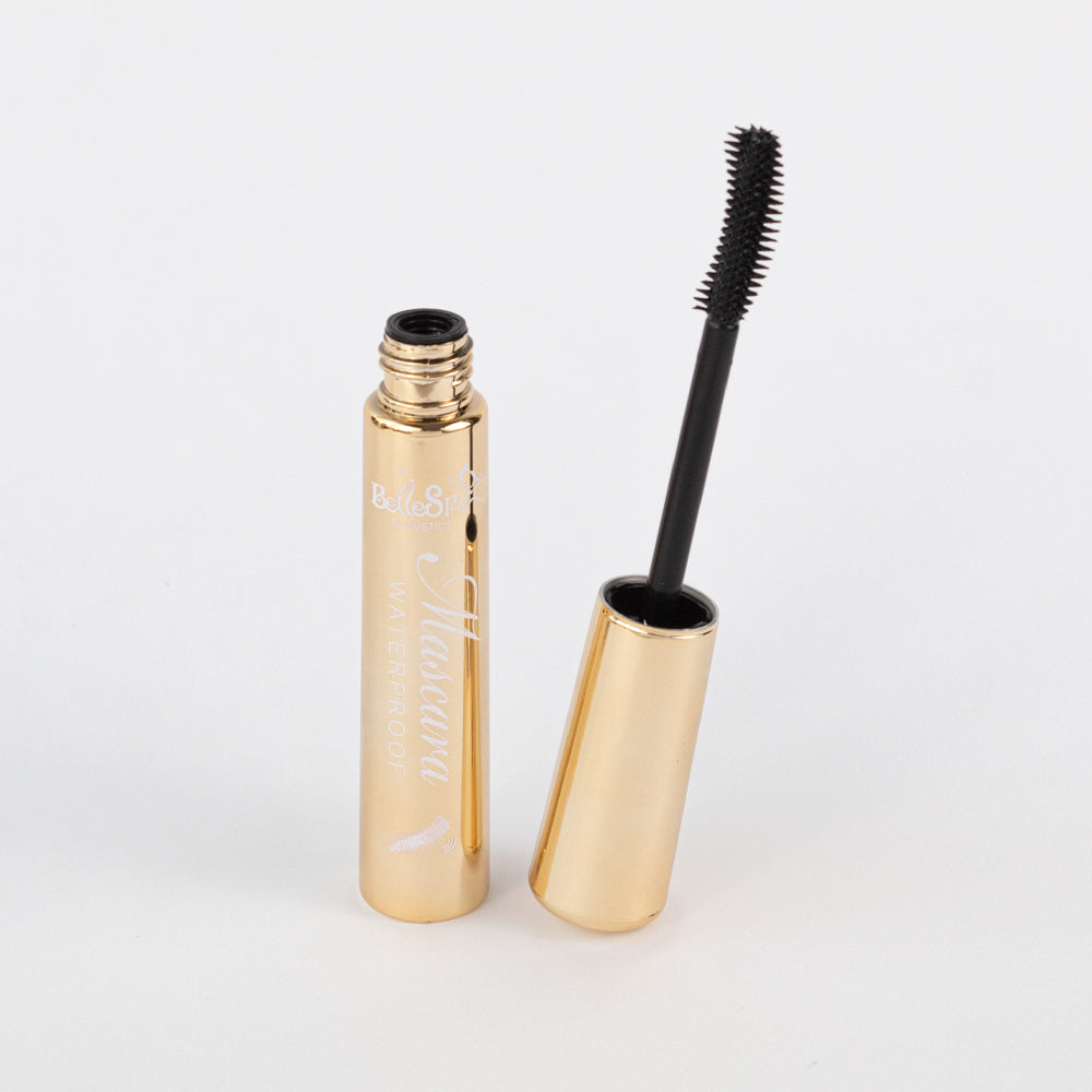 Bellespa Mascara Waterproof tubo dorado abierto con cepillo sobre fondo blanco