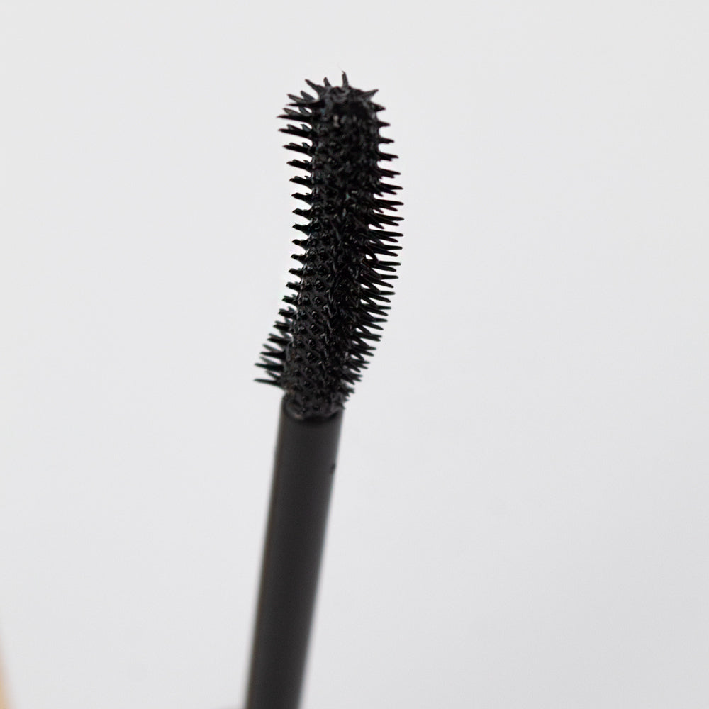 Detalle del cepillo de la Bellespa Mascara Waterproof Gold sobre fondo blanco