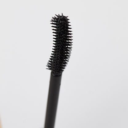 Detalle del cepillo de la Bellespa Mascara Waterproof Gold sobre fondo blanco