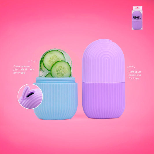 Molde de hielo facial ice roller de silicona Reve'l Professional en color lila y celeste con tapa contenedora sobre fondo rosado