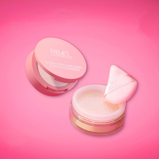 Reve'l Natural Finish Loose Powder dúo de polvos fijadores en compacto rosa abierto con esponja triangular sobre fondo rosa