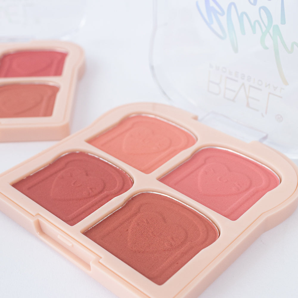 Detalle de textura de la paleta de rubor Blush Me! 4 Colors Reve'l Professional con 4 tonos rosados y melocotón en relieve de oso sobre compacto nude