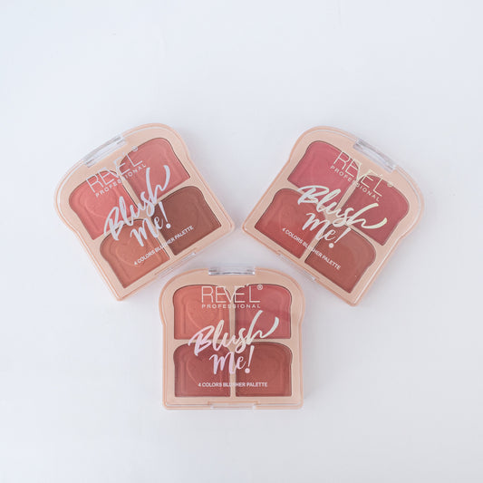 Paleta de rubor Blush Me! 4 Colors Blusher Reve'l Professional en 3 variantes de color con tonos rosados y melocotón en compacto nude sobre fondo blanco