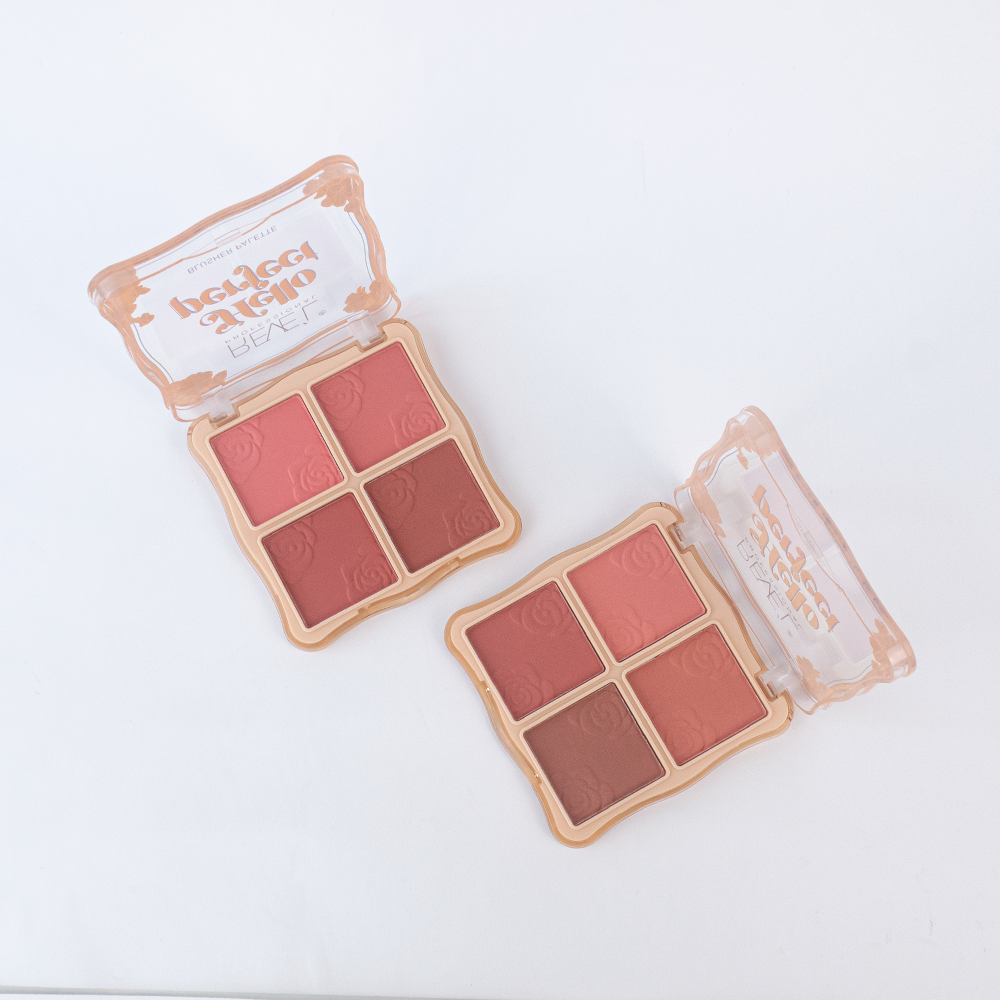 Paleta de rubor Hello Perfect Blusher Reve'l abierta mostrando 4 tonos en gamas rosadas y marrón en compacto dorado sobre fondo blanco