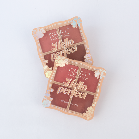 Paleta de rubor Hello Perfect Blusher Reve'l con 4 tonos rosados y malvas en compacto dorado con diseño floral sobre fondo blanco