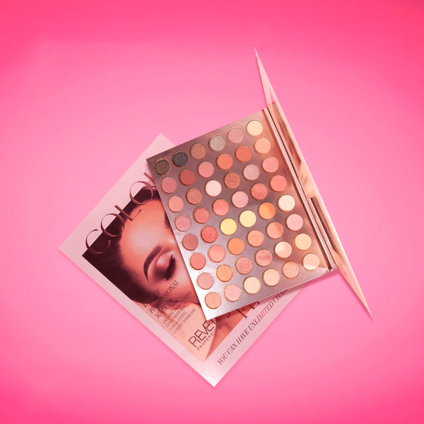Paleta de sombras Reve'l Professional Colors con 48 tonos en acabados mate, satinado y glitter en tonalidades nude, bronce y oro rosado, presentada en estuche dorado tipo book