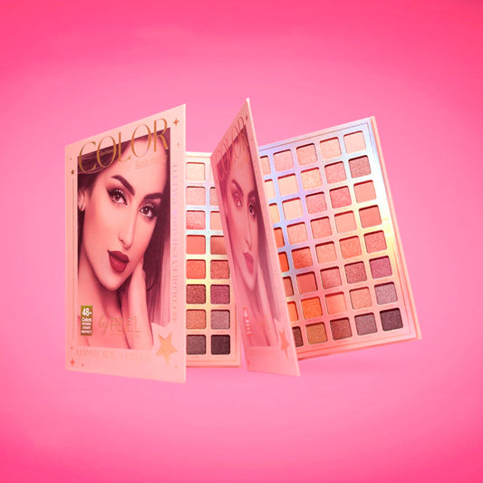 Paleta de sombras Color Fashion Beauty Makeup 48 tonos nude con acabados luminosos y matte sobre fondo rosa — Reve'l Professional