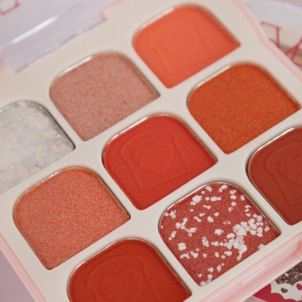 Detalle de sombras paleta I Loaf You Berry Much Reve'l 9 colores en tonos coral, rojo, rosa shimmer y glitter blanco