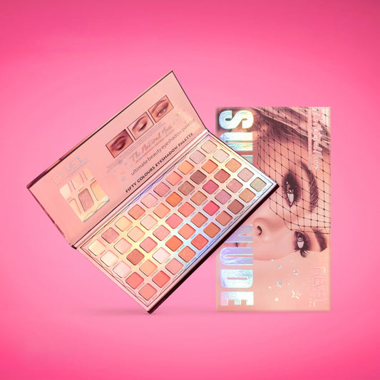 Paleta de sombras Super Nude 50 tonos con acabados luminosos escarchados y matte sobre fondo rosa — Reve'l Professional