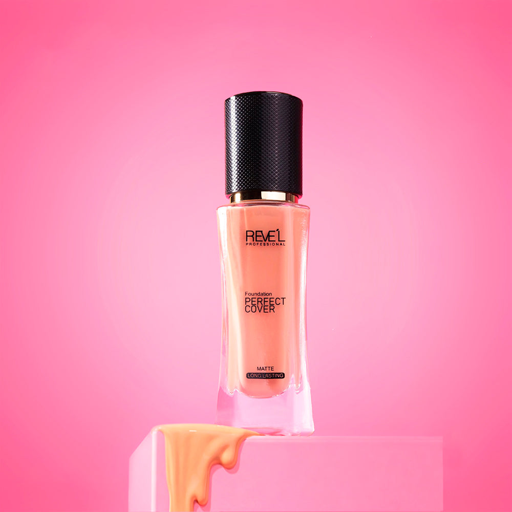 Perfect Cover Base Líquida Matte Larga Duración Reve'l – Frasco transparente con tapa negra texturizada y base tono beige, fondo rosa