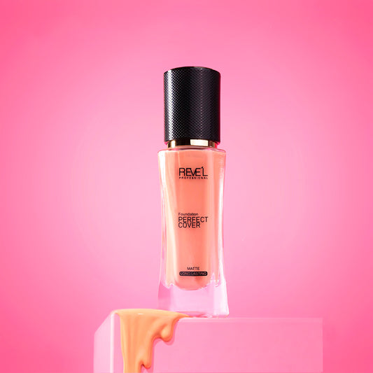 Perfect Cover Base Líquida Matte Larga Duración Reve'l – Frasco transparente con tapa negra texturizada y base tono beige, fondo rosa