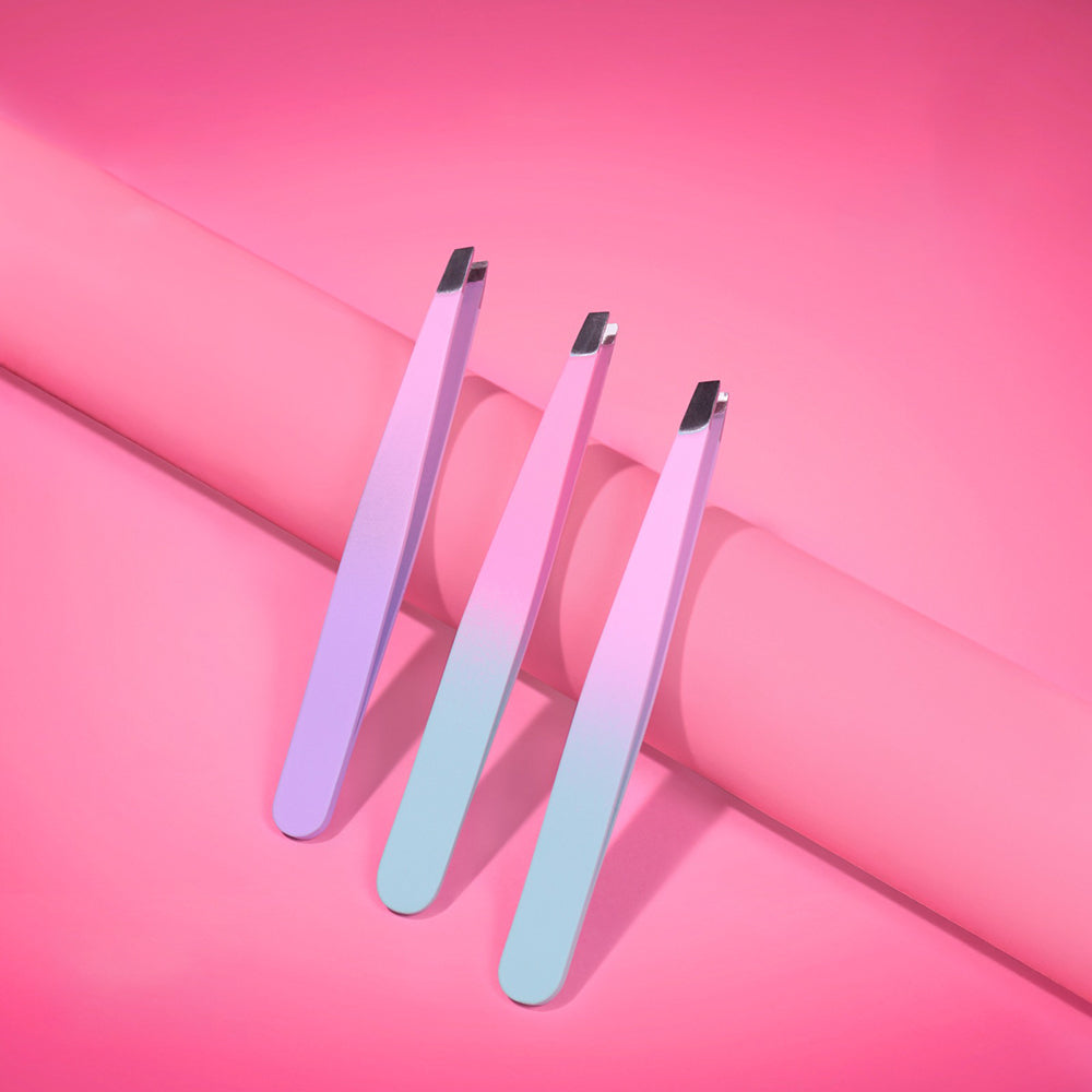 Pinza para depilar cejas punta extra fina con acabado degradado pastel en tonos lila y celeste tres variantes