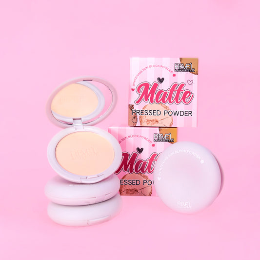 Polvo compacto Matte Pressed Powder Reve'l abierto con espejo, caja y estuche redondo blanco sobre fondo rosa